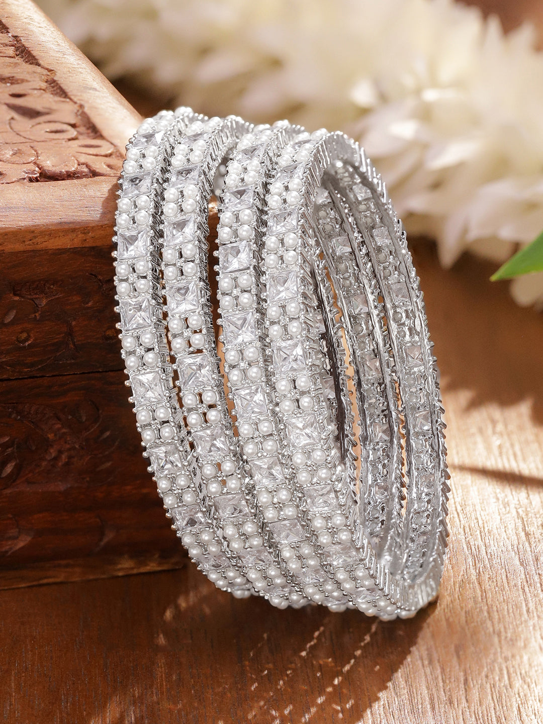Crystal Studded White Bangles Set Of 4 フリーサイズ