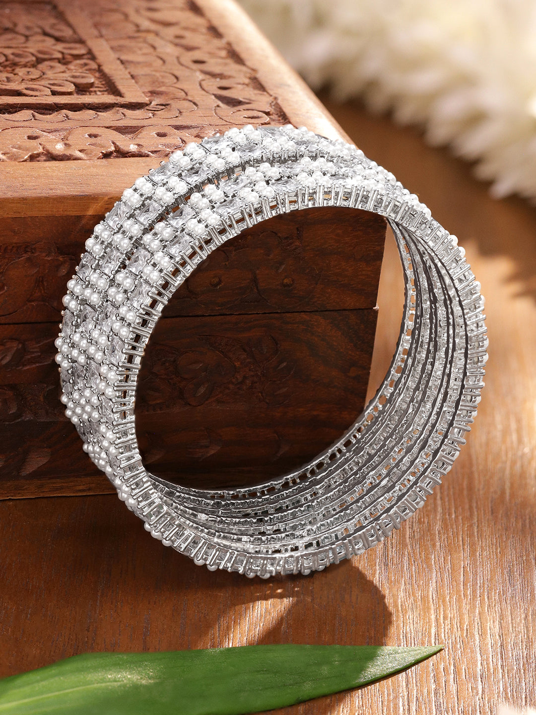 Crystal Studded White Bangles Set Of 4 フリーサイズ