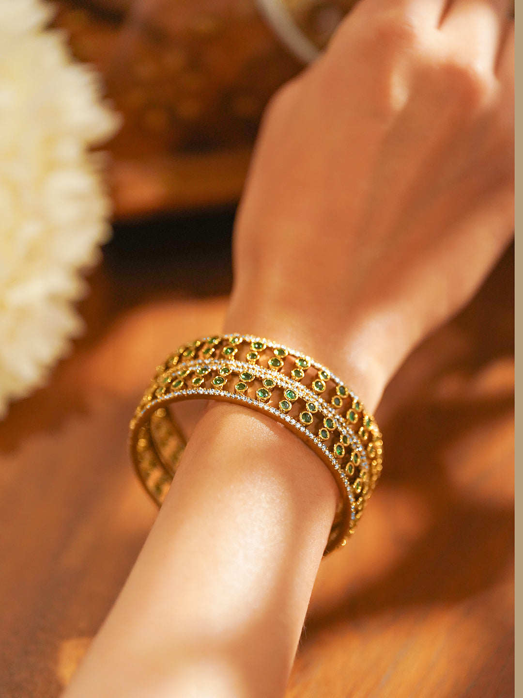 【Rubans】 Set of 2 22K Gold-Plated Emerald Green & White Cubic Zirconia Designer Bangles｜22K ゴールドメッキ エメラルドグリーン＆ホワイト キュービックジルコニア デザイナーバングル 2本セット｜2.8 - Large