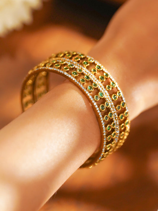 【Rubans】 Set of 2 22K Gold-Plated Emerald Green & White Cubic Zirconia Designer Bangles｜22K ゴールドメッキ エメラルドグリーン＆ホワイト キュービックジルコニア デザイナーバングル 2本セット｜2.8 - Large