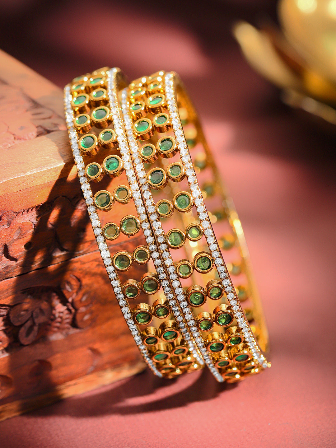 【Rubans】 Set of 2 22K Gold-Plated Emerald Green & White Cubic Zirconia Designer Bangles｜22K ゴールドメッキ エメラルドグリーン＆ホワイト キュービックジルコニア デザイナーバングル 2本セット｜2.8 - Large