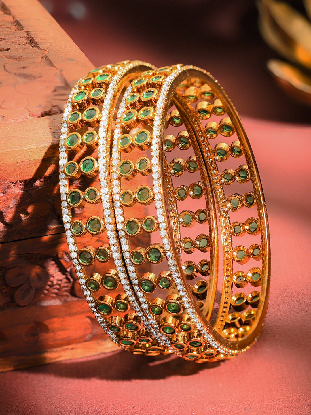 【Rubans】 Set of 2 22K Gold-Plated Emerald Green & White Cubic Zirconia Designer Bangles｜22K ゴールドメッキ エメラルドグリーン＆ホワイト キュービックジルコニア デザイナーバングル 2本セット｜2.8 - Large