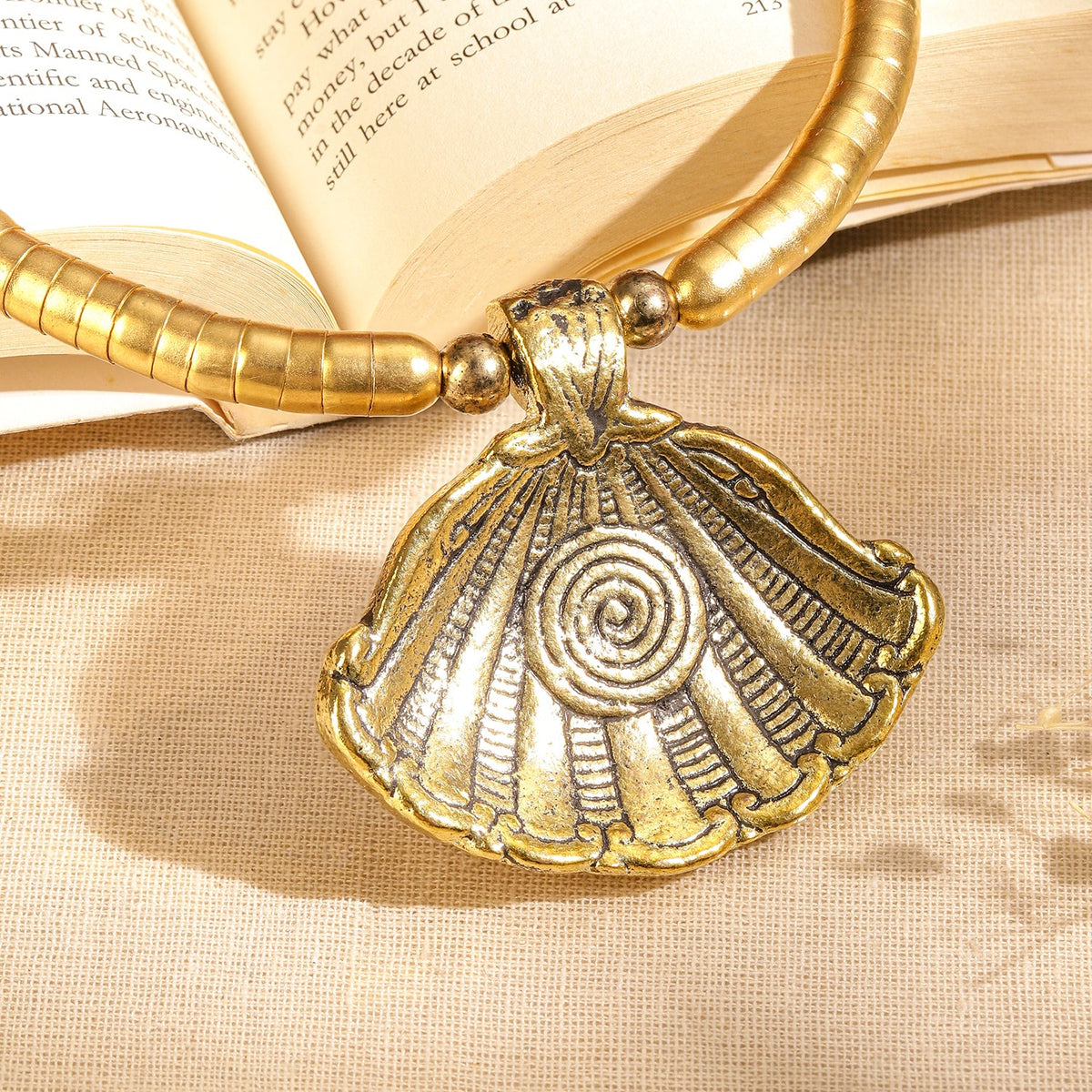 Ocean s Shell Flaunting Statement Necklace フリーサイズ