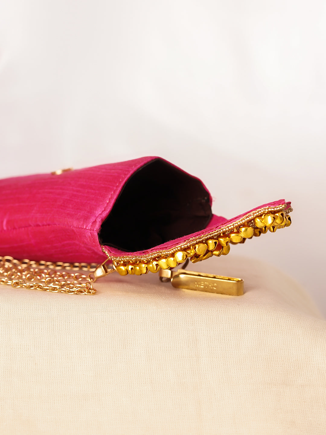 Gold Embellished Festive Statement Sling Bag フリーサイズ