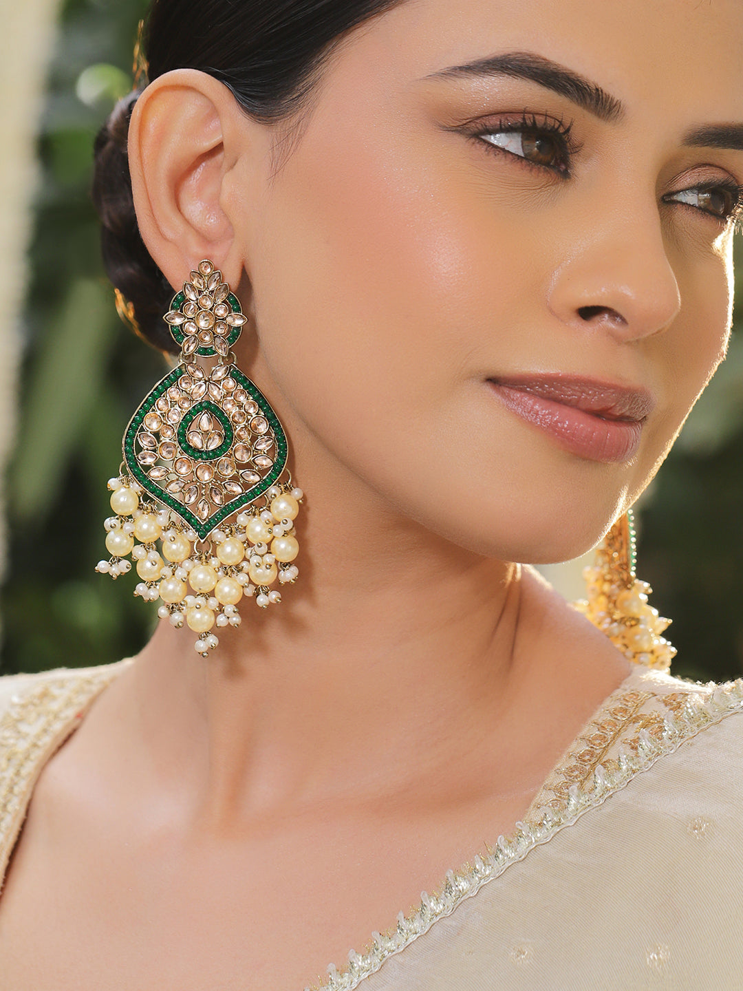 Festive Shine Pearls & Green Kundan Danglers フリーサイズ