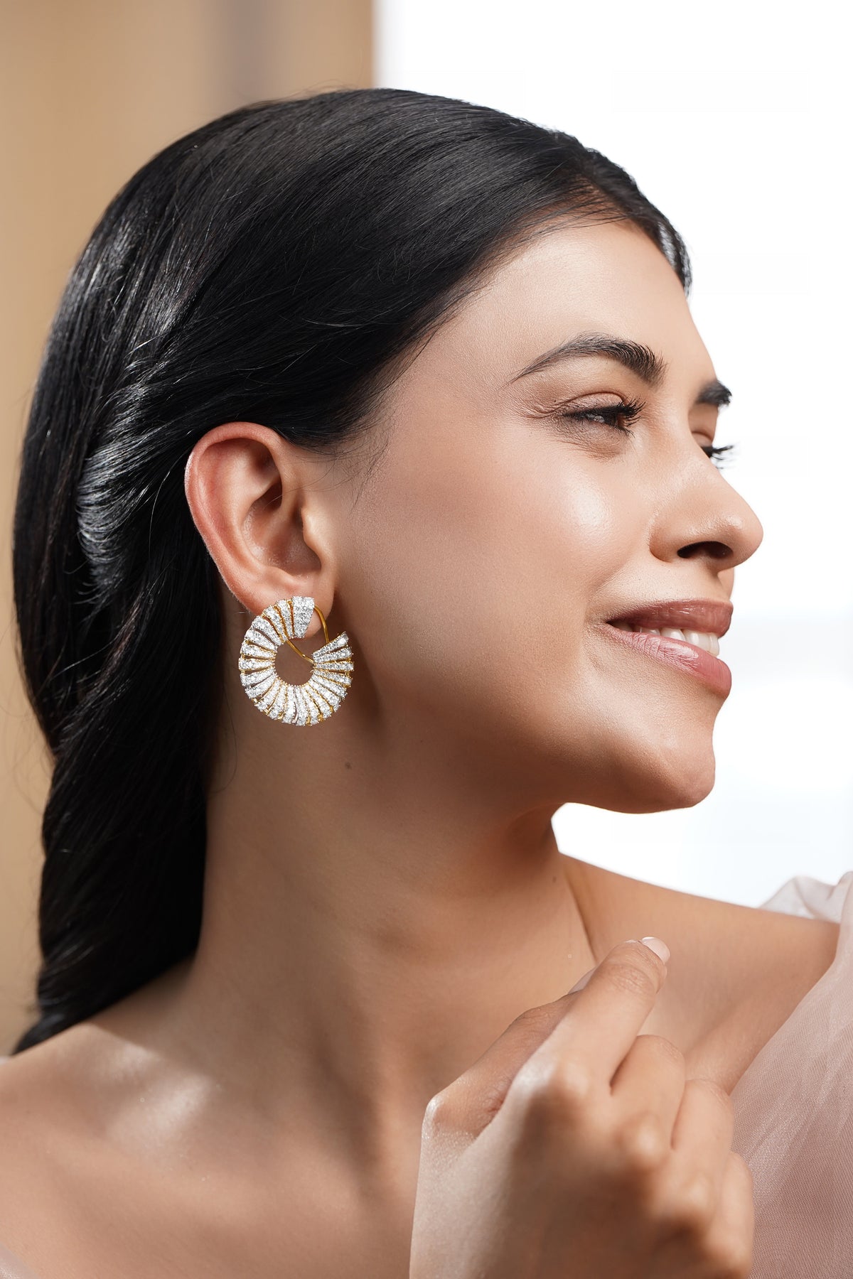 【Rubans】 Dual Tone Crystal Radiant Swirl Hoop Earrings｜デュアルトーン クリスタル スワール フープイヤリング