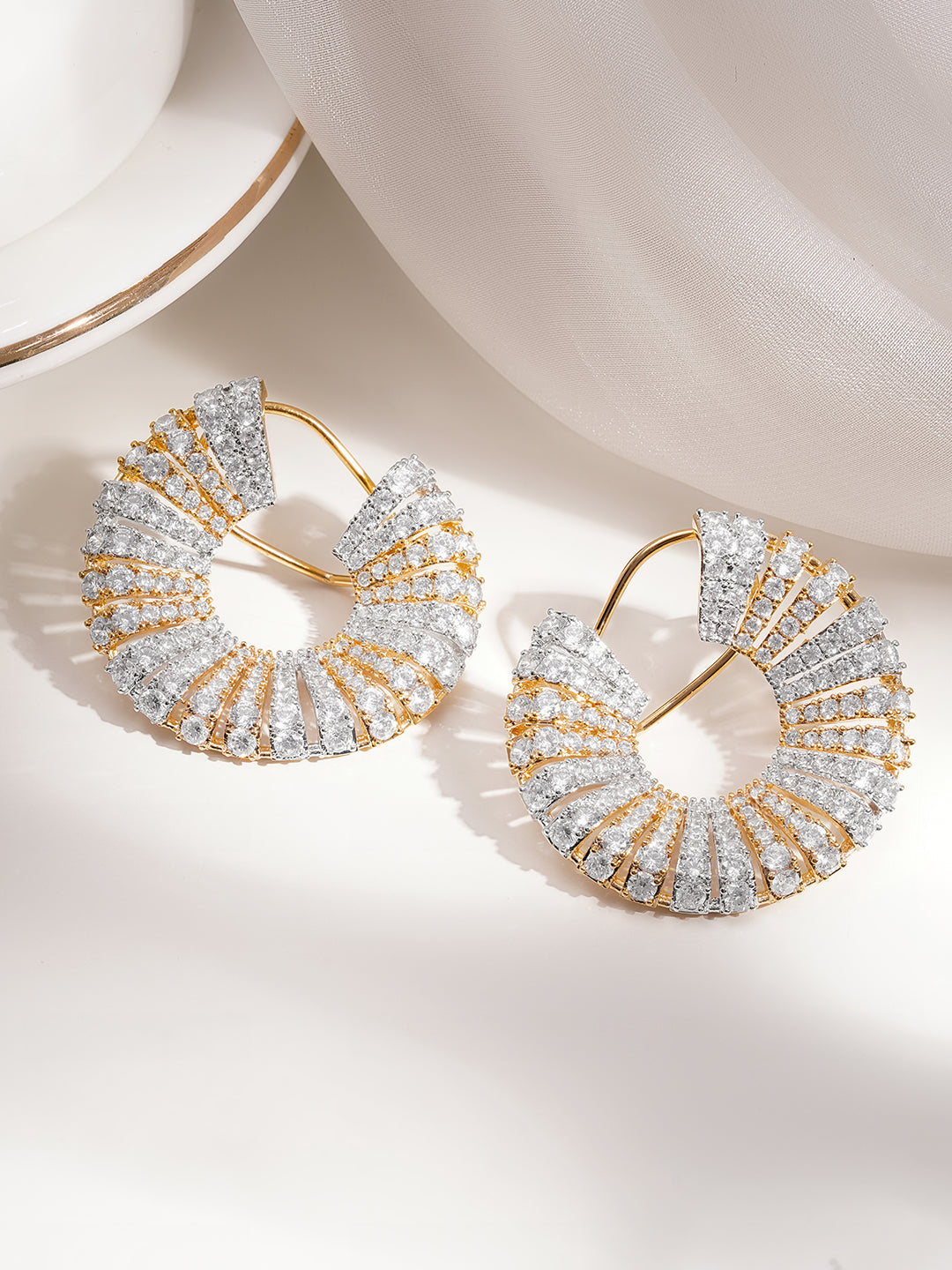 【Rubans】 Dual Tone Crystal Radiant Swirl Hoop Earrings｜デュアルトーン クリスタル スワール フープイヤリング