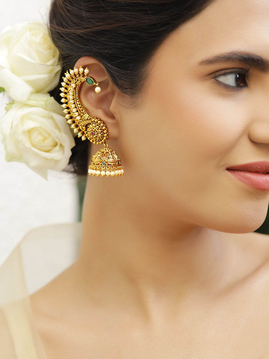Gold Toned Ear Cuff Jhumkas フリーサイズ