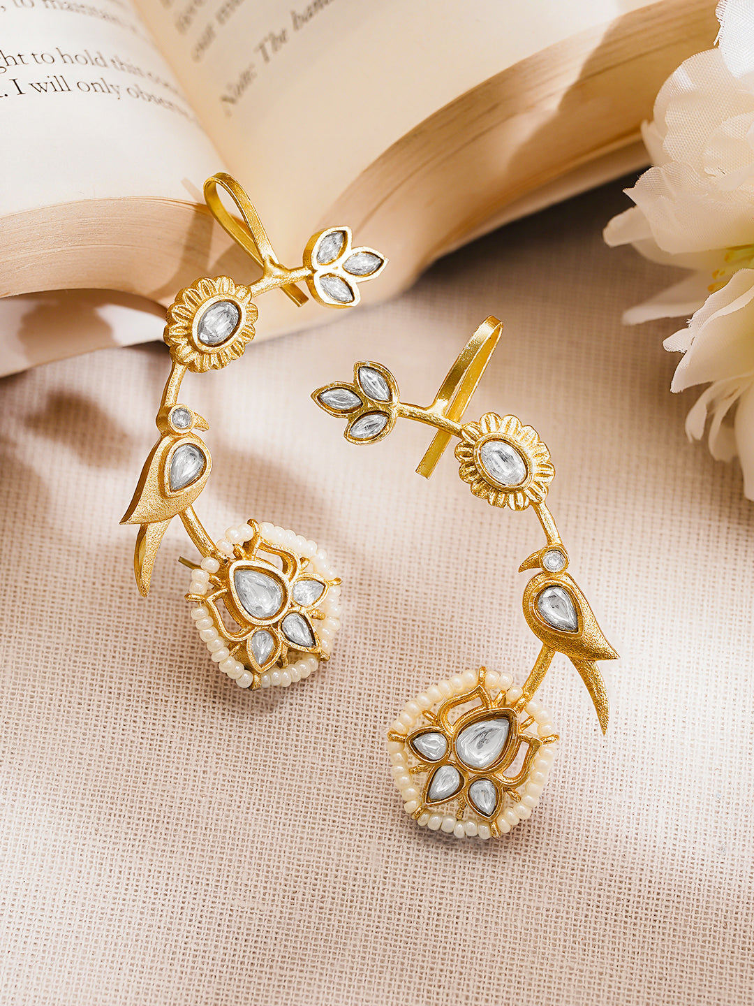 Gold Plated Brass White Kundan Pearl Floral Ear Cuff Earrings フリーサイズ