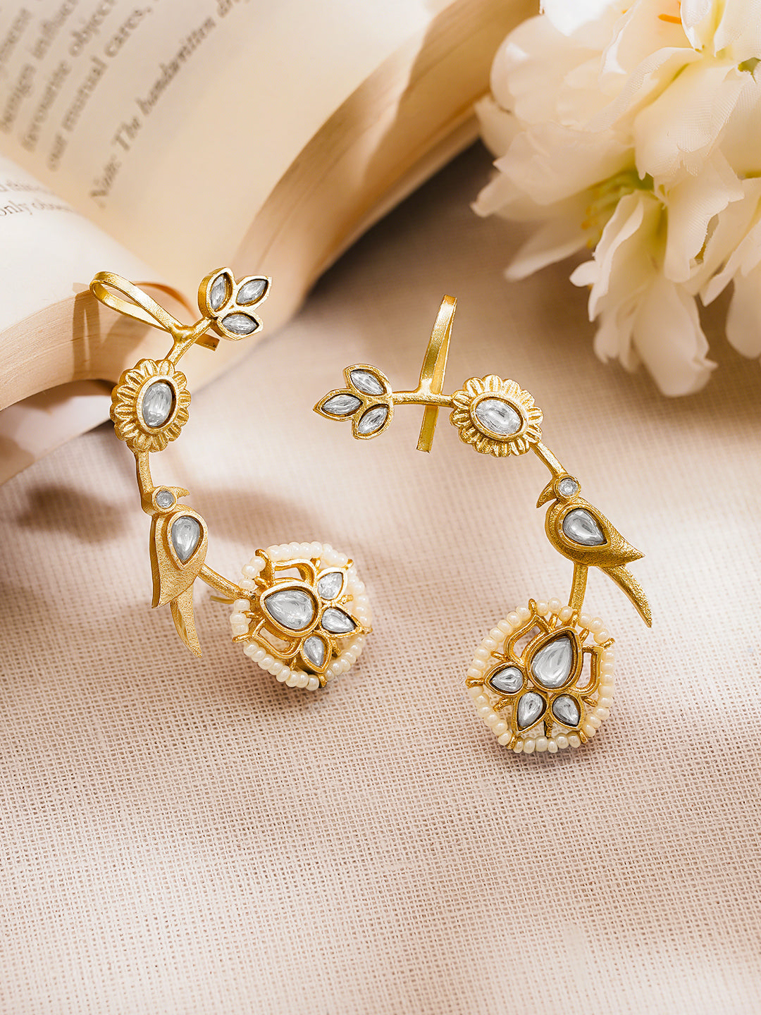 Gold Plated Brass White Kundan Pearl Floral Ear Cuff Earrings フリーサイズ