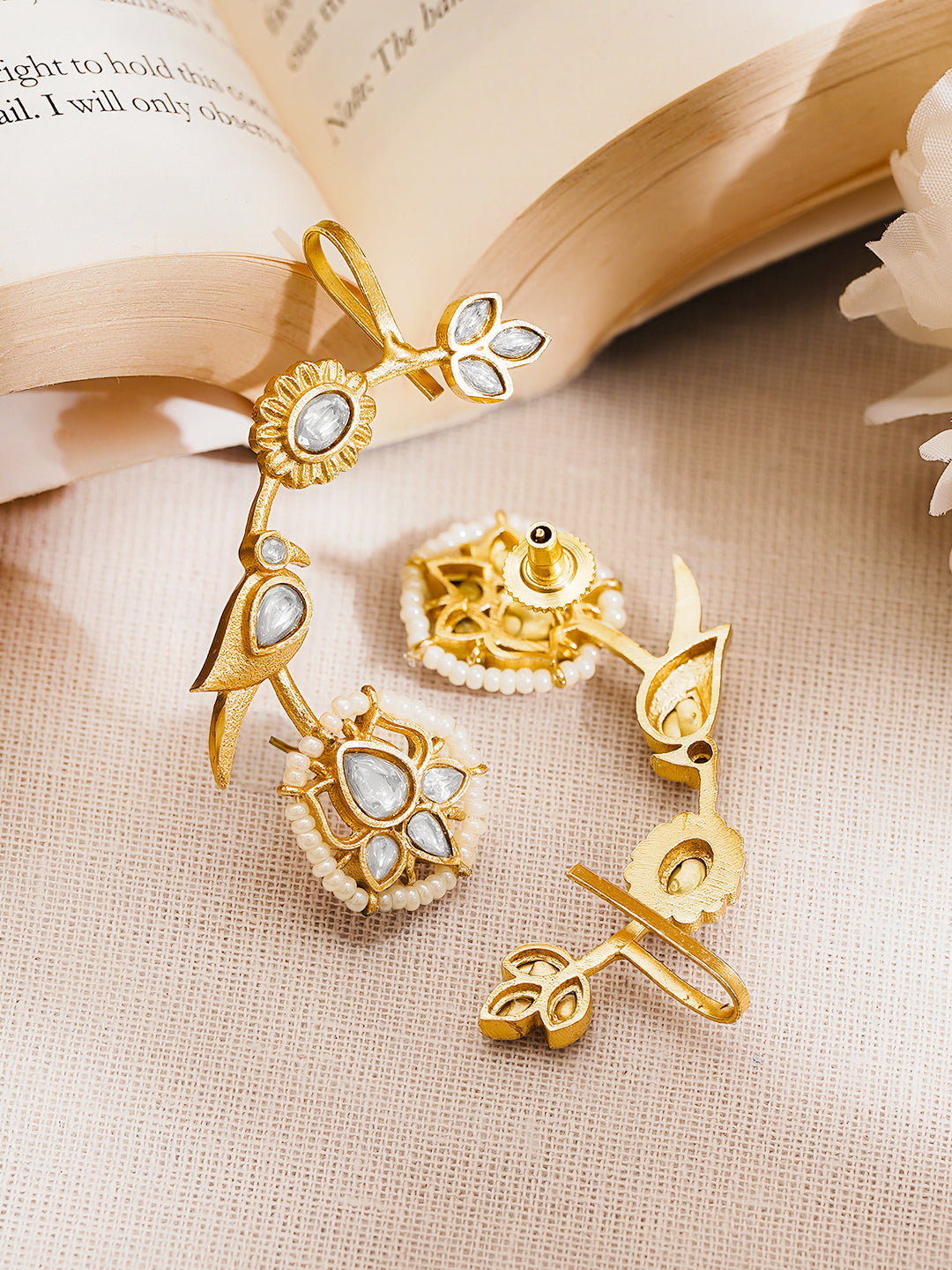 Gold Plated Brass White Kundan Pearl Floral Ear Cuff Earrings フリーサイズ