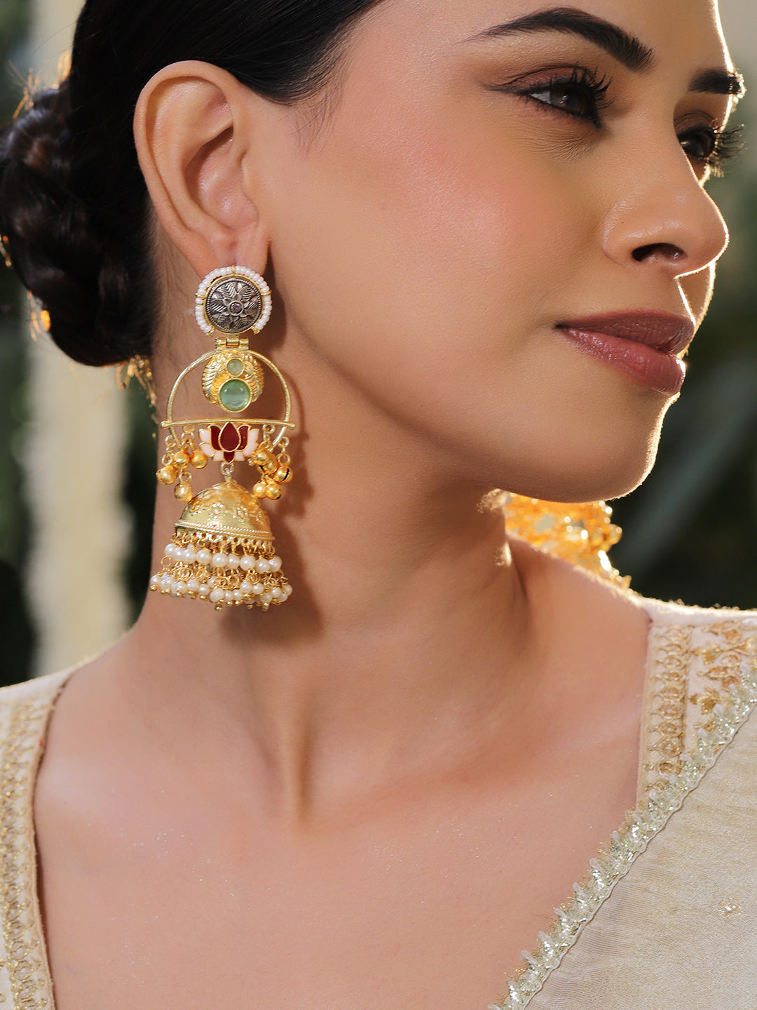 Multicolor Pearl Embellished Gold Kashmiri Jhumkas フリーサイズ