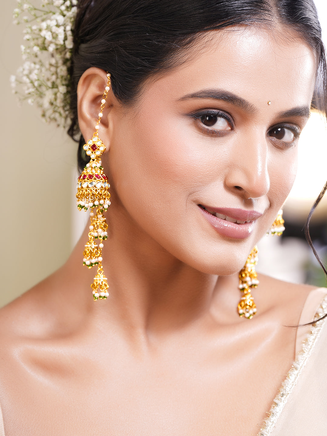 【Rubans】 Gold Plated Ruby Kundan Pearl Kaan Chain Jhumka Earrings｜ゴールドメッキ ルビー クンダン パール カーンチェーン付き ジュムカ イヤリング