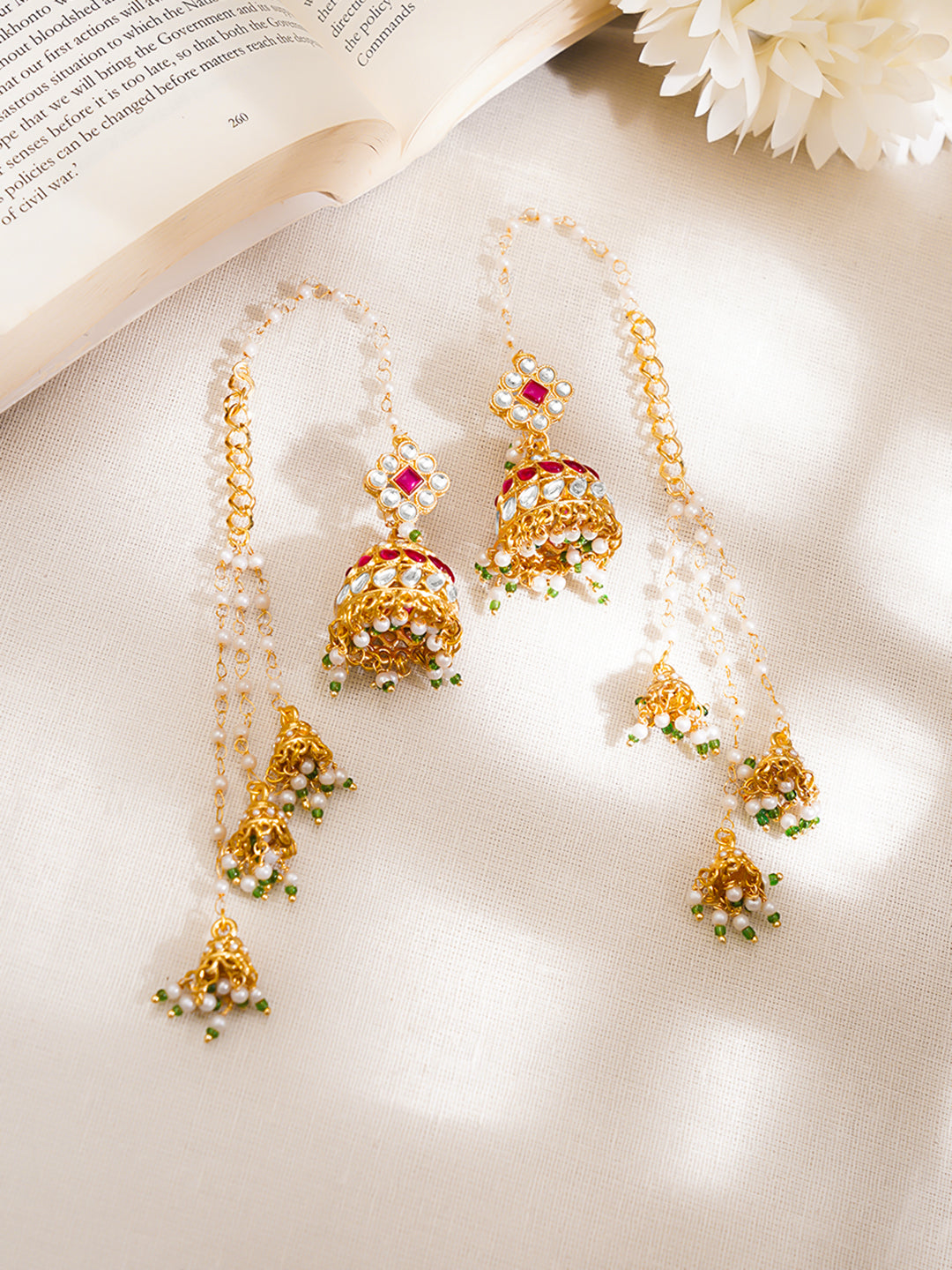 【Rubans】 Gold Plated Ruby Kundan Pearl Kaan Chain Jhumka Earrings｜ゴールドメッキ ルビー クンダン パール カーンチェーン付き ジュムカ イヤリング