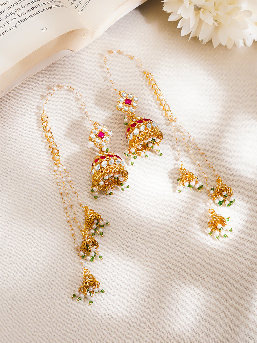【Rubans】 Gold Plated Ruby Kundan Pearl Kaan Chain Jhumka Earrings｜ゴールドメッキ ルビー クンダン パール カーンチェーン付き ジュムカ イヤリング