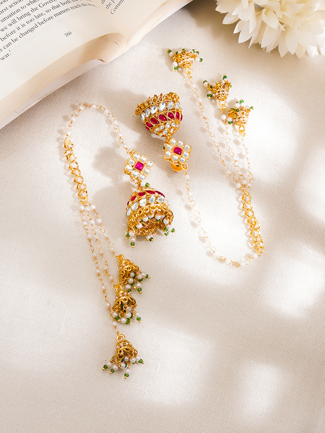【Rubans】 Gold Plated Ruby Kundan Pearl Kaan Chain Jhumka Earrings｜ゴールドメッキ ルビー クンダン パール カーンチェーン付き ジュムカ イヤリング