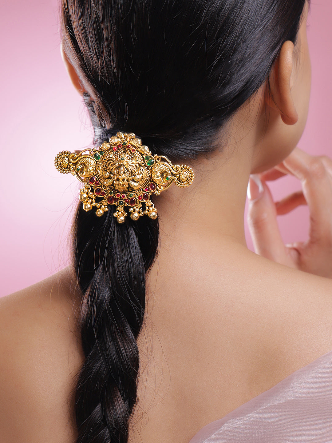 Rubans 22K Gold-Plated Ruby Pink & Emerald Green Stone Studded Goddess Lakshmi Temple Hair Clip with Hanging Beads フリーサイズ
