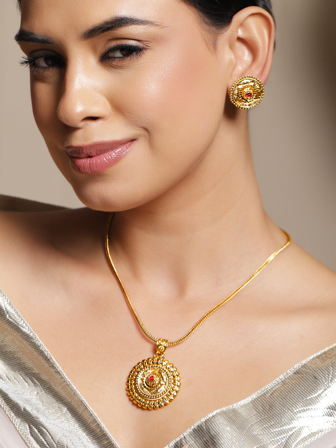 Gold Toned Round Pendant Necklace Set フリーサイズ