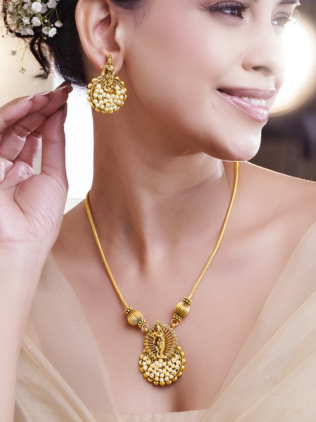 Laxmi Motif Pearl Embellished Pendant Necklace Set フリーサイズ