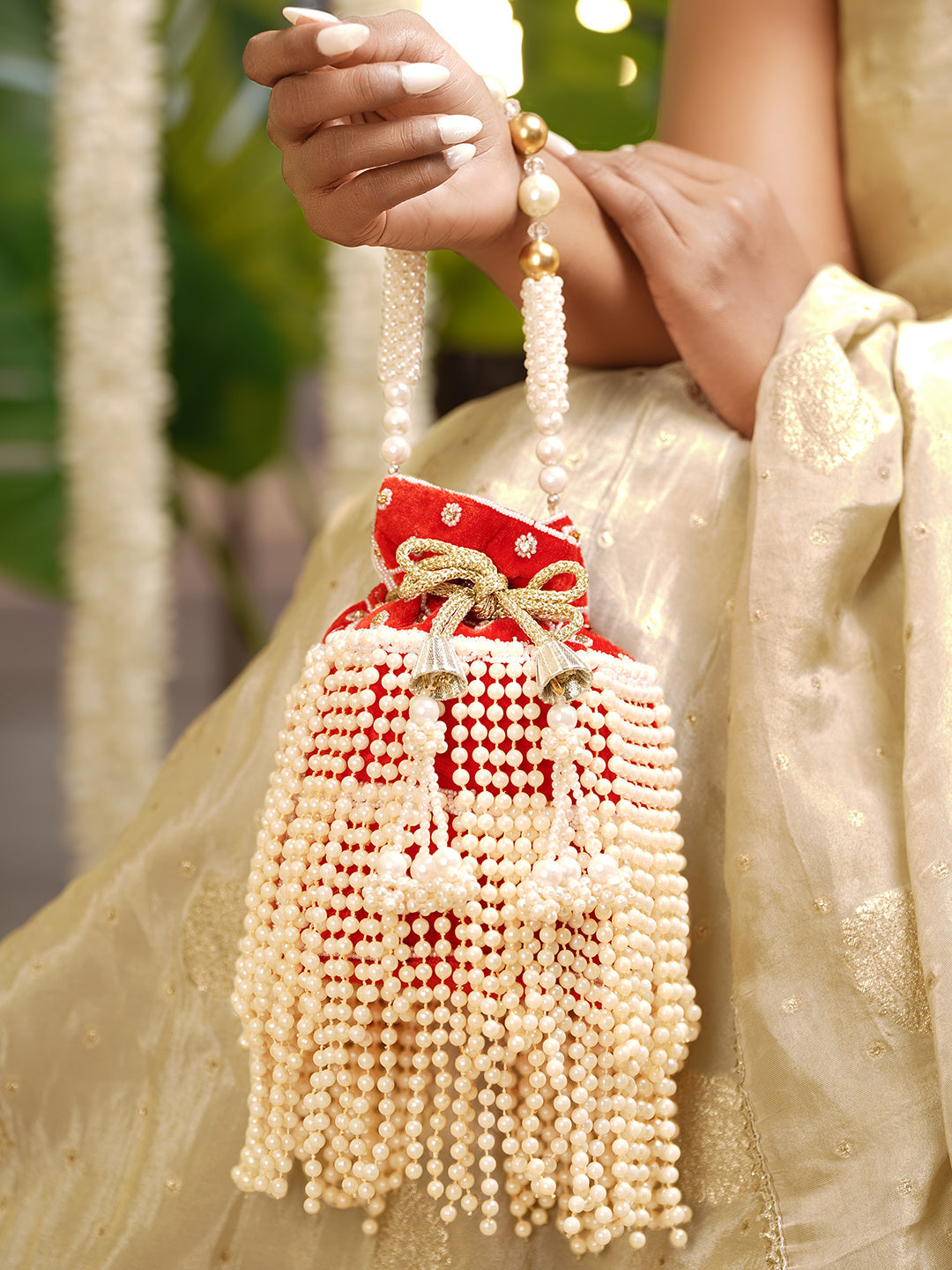 【Rubans】 Red Cascading Pearl Embellished Ethnic Potli Bag｜レッド カスケードパール エスニック ポトリバッグ
