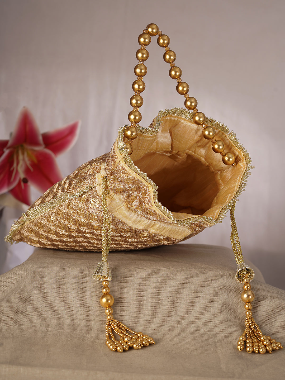 Golden Festive Statement Potli Bag フリーサイズ