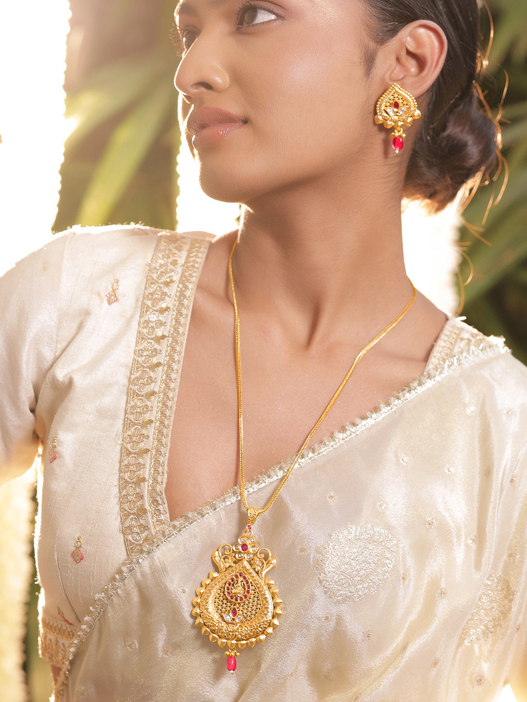 Gold-Plated Temple Pendant and Earrings フリーサイズ