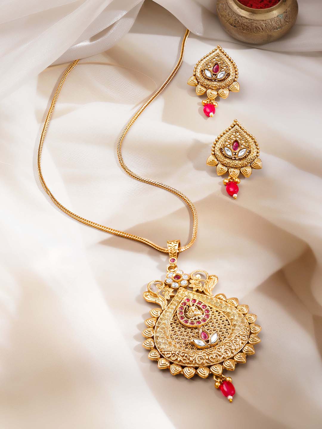 Gold-Plated Temple Pendant and Earrings フリーサイズ