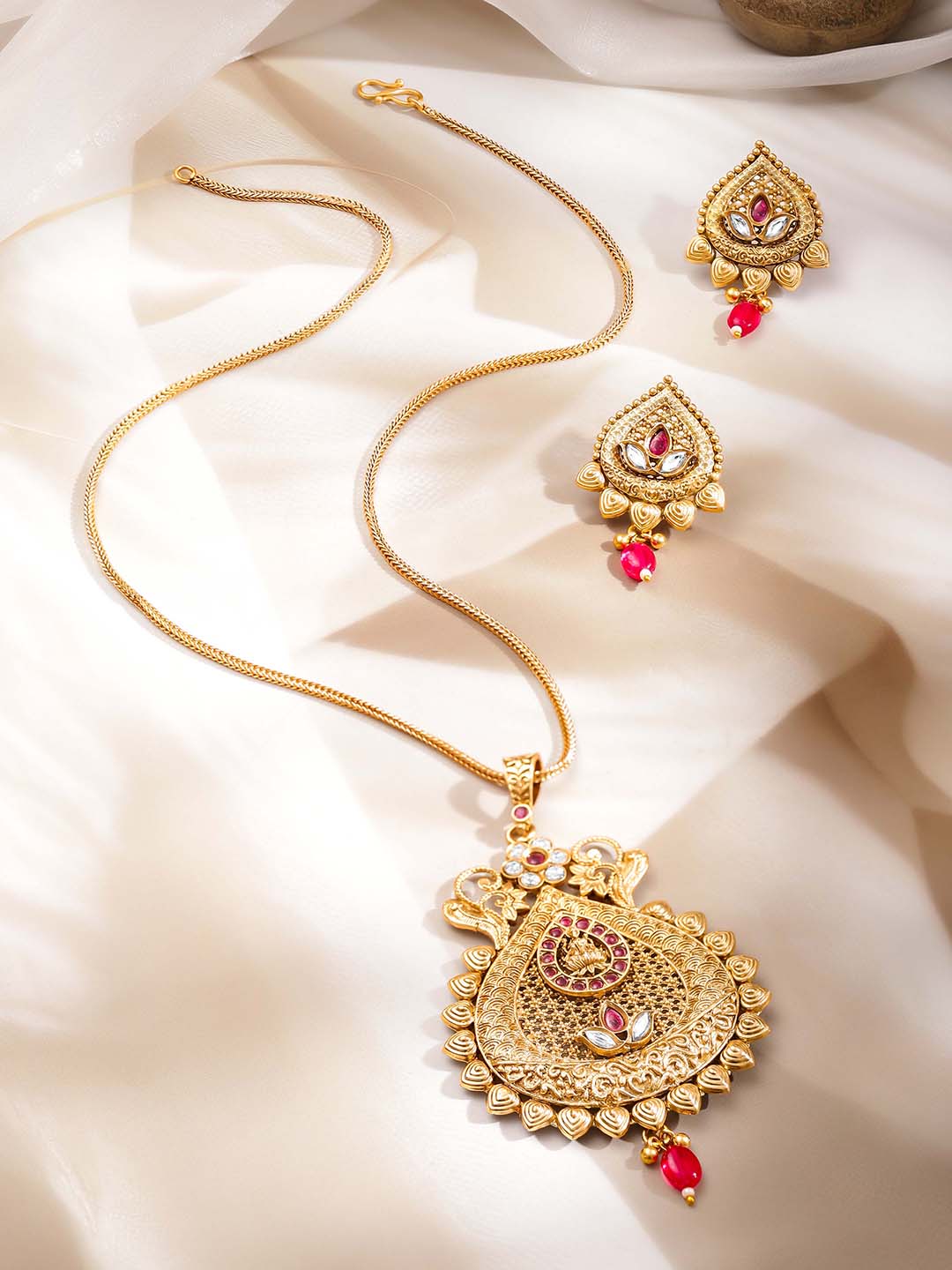 Gold-Plated Temple Pendant and Earrings フリーサイズ
