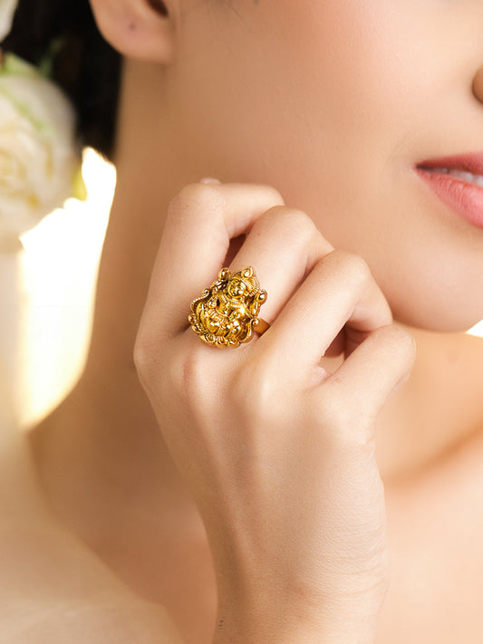 Laxmi Motif Gold Toned Statement Ring フリーサイズ