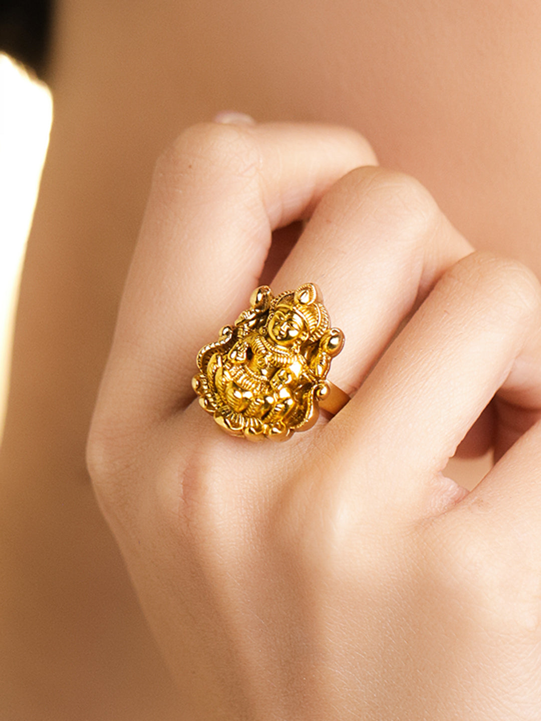 Laxmi Motif Gold Toned Statement Ring フリーサイズ