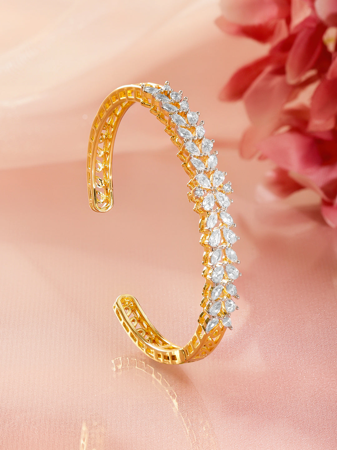 Rubans Women Brass Cubic Zirconia Gold-Plated Cuff Bracelet フリーサイズ