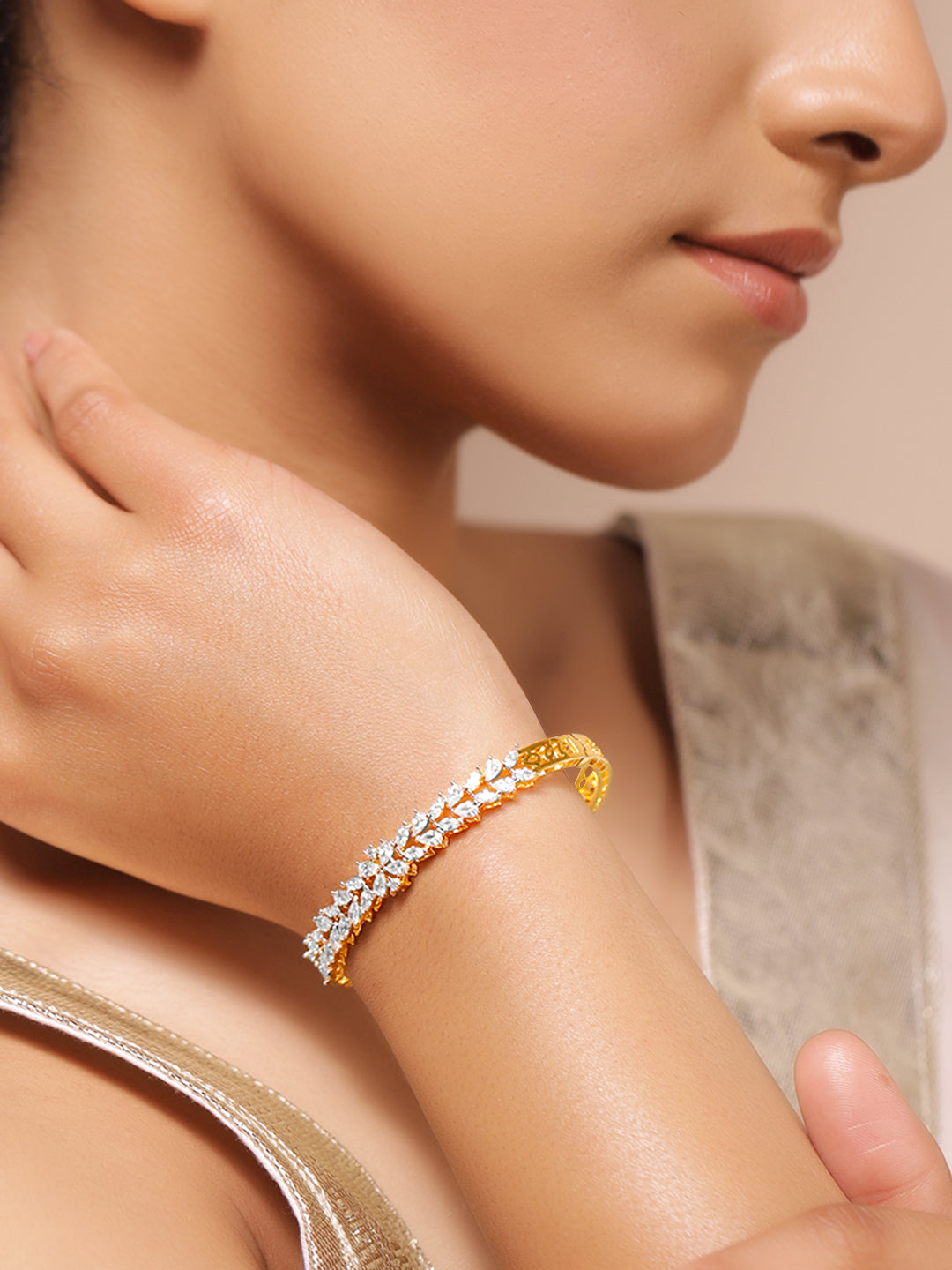 Rubans Women Brass Cubic Zirconia Gold-Plated Cuff Bracelet フリーサイズ