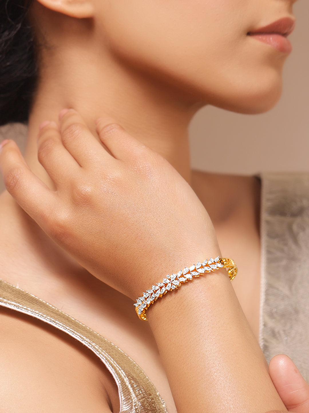Rubans Women Brass Cubic Zirconia Gold-Plated Cuff Bracelet フリーサイズ
