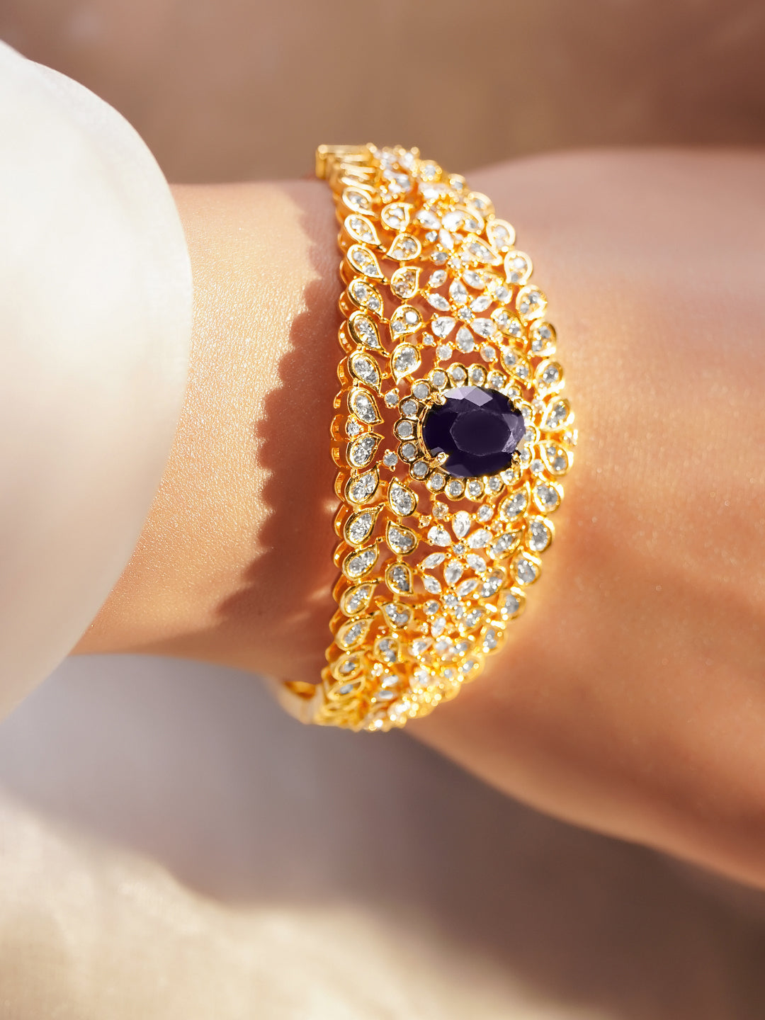 Blue Sapphire Sparkle Gold Statement Bracelet フリーサイズ