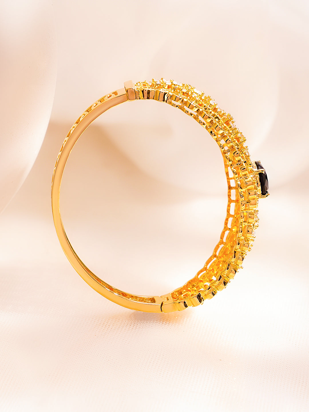 Blue Sapphire Sparkle Gold Statement Bracelet フリーサイズ