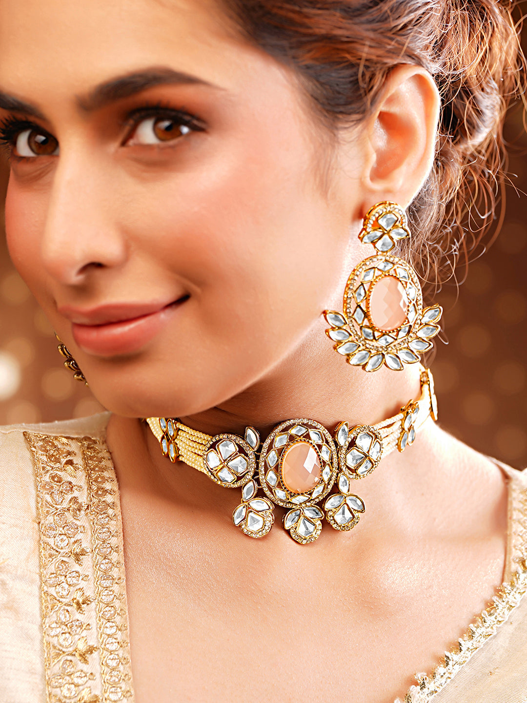 【Rubans】 Gold Plated Pearl Beaded Kundan Peach Choker Set With Maang Tikka｜ゴールドメッキ パールビーズ クンダン ピーチ チョーカーセット（マーンティッカ付き）
