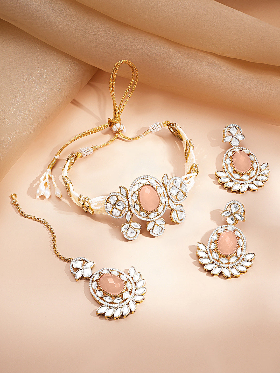 【Rubans】 Gold Plated Pearl Beaded Kundan Peach Choker Set With Maang Tikka｜ゴールドメッキ パールビーズ クンダン ピーチ チョーカーセット（マーンティッカ付き）
