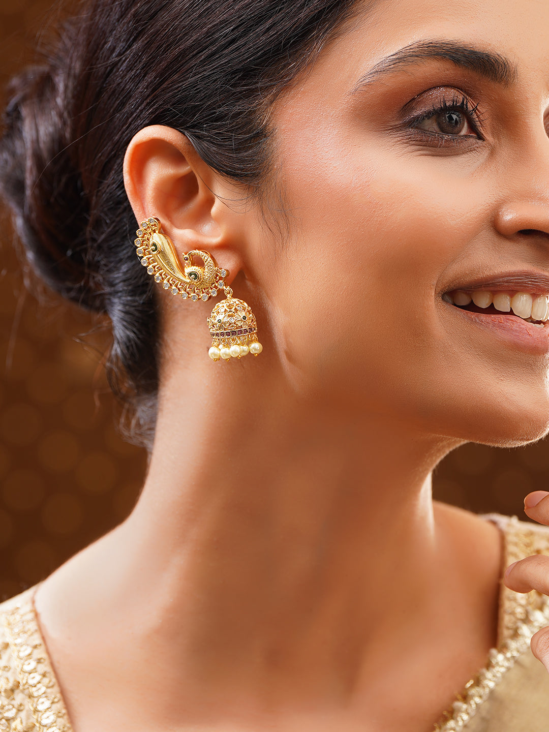 【Rubans】 Gold Plated American Diamond Zirconia Peacock Motif Pearl Drop Ear Cuff Jhumkas｜ゴールドメッキ アメリカンダイヤモンド 孔雀モチーフ パールドロップ イヤカフ ジュムカ