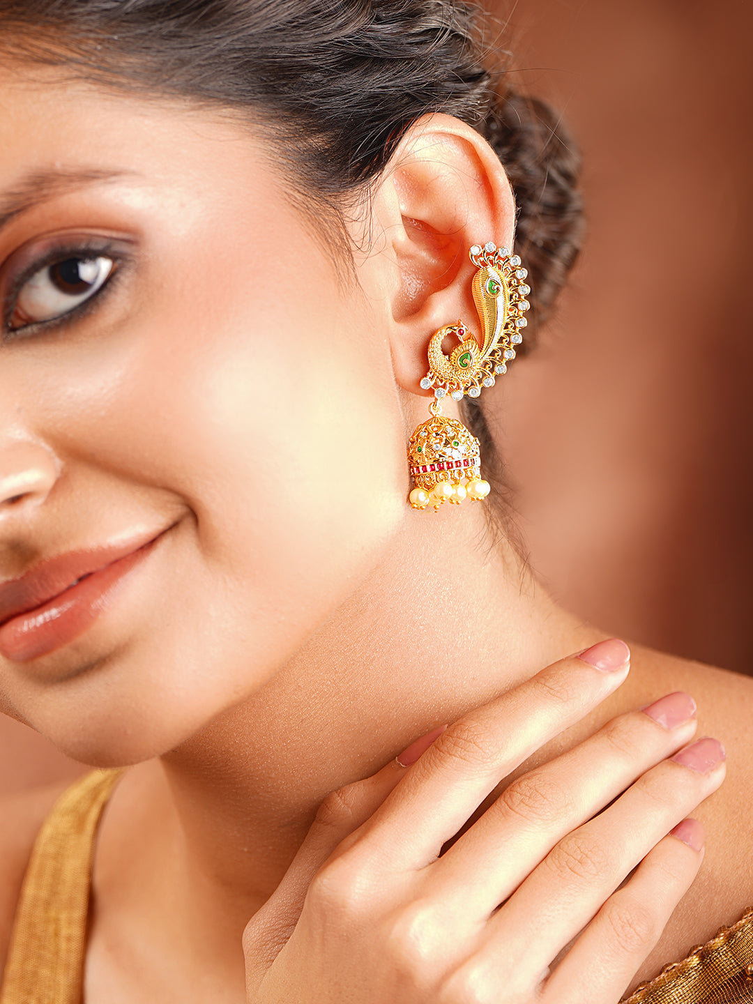 【Rubans】 Gold Plated American Diamond Zirconia Peacock Motif Pearl Drop Ear Cuff Jhumkas｜ゴールドメッキ アメリカンダイヤモンド 孔雀モチーフ パールドロップ イヤカフ ジュムカ