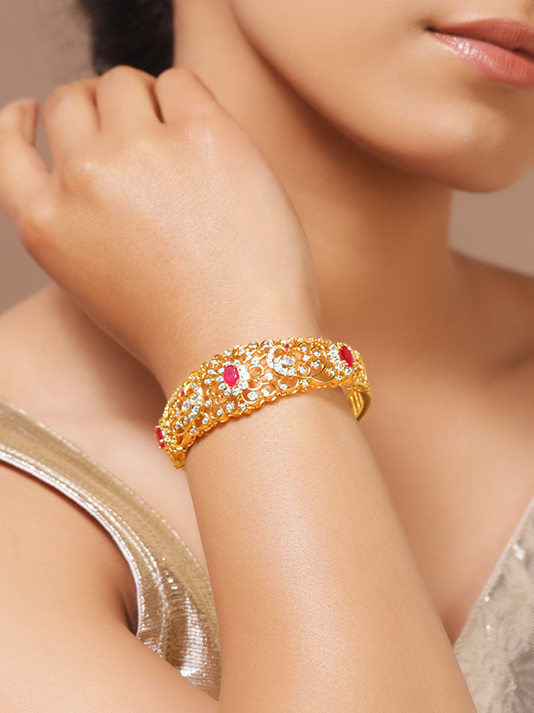 Rubans Women Brass Cubic Zirconia Gold-Plated Bangle-Style Bracelet フリーサイズ