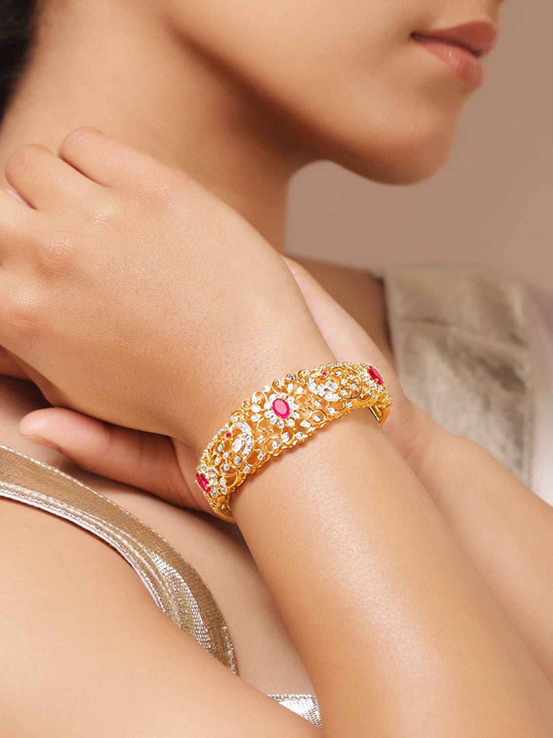 Rubans Women Brass Cubic Zirconia Gold-Plated Bangle-Style Bracelet フリーサイズ