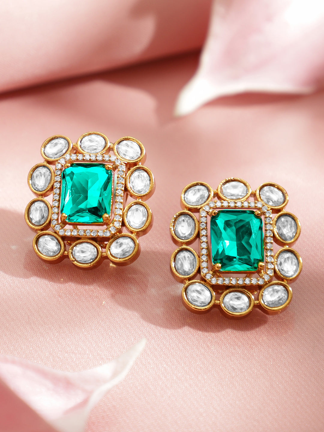 Luxe Shine Emerald Kundan Studs フリーサイズ