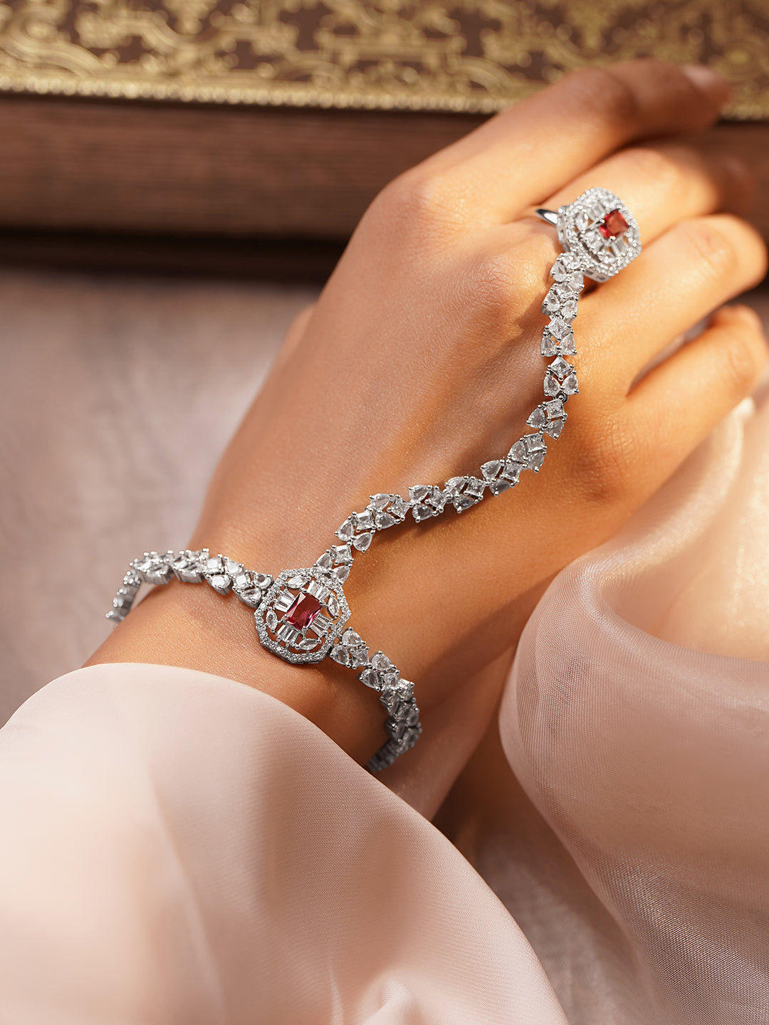 Luxe Silver Ruby Glow Hand Harness Bracelet フリーサイズ