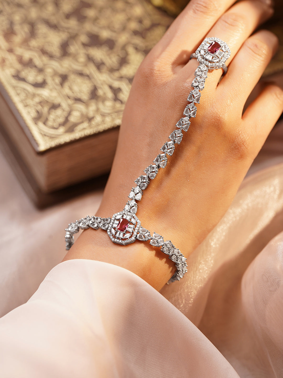 Luxe Silver Ruby Glow Hand Harness Bracelet フリーサイズ
