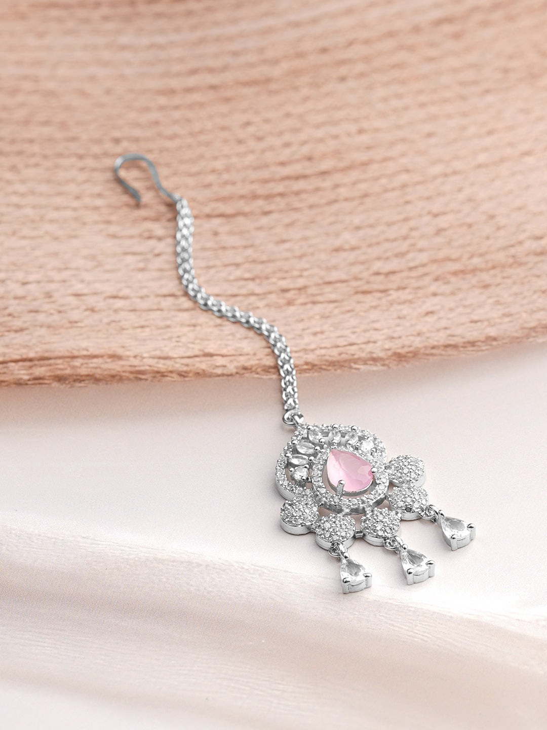 【Rubans】 Rhodium Plated Pink Accent American Diamond Zirconia Maang Tikka｜ロジウムメッキ ピンクアクセント アメリカンダイヤモンド ジルコニア マーンティッカ