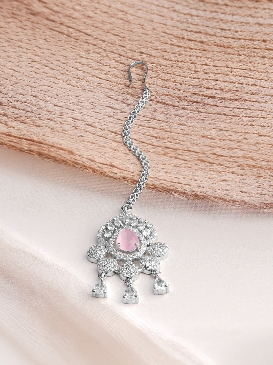 【Rubans】 Rhodium Plated Pink Accent American Diamond Zirconia Maang Tikka｜ロジウムメッキ ピンクアクセント アメリカンダイヤモンド ジルコニア マーンティッカ