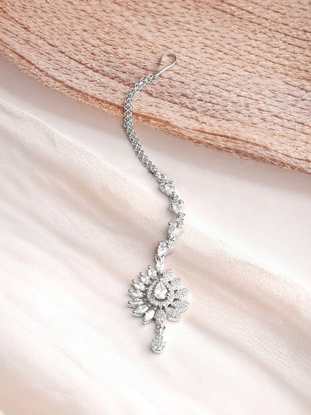 【Rubans】 Rhodium Plated Floral Design American Diamond Zirconia Maang Tikka｜ロジウムメッキ フローラル アメリカンダイヤモンド ジルコニア マーンティッカ