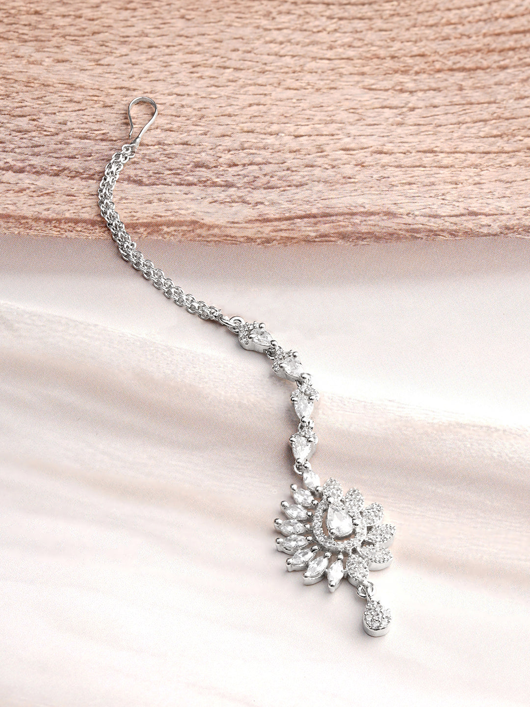 【Rubans】 Rhodium Plated Floral Design American Diamond Zirconia Maang Tikka｜ロジウムメッキ フローラル アメリカンダイヤモンド ジルコニア マーンティッカ