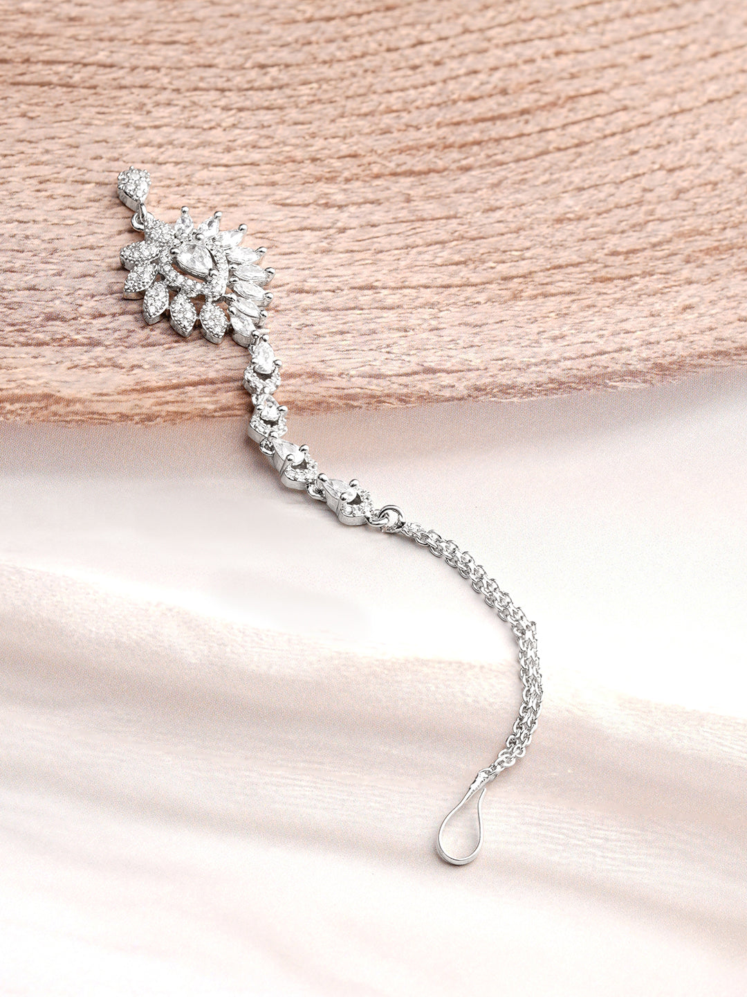 【Rubans】 Rhodium Plated Floral Design American Diamond Zirconia Maang Tikka｜ロジウムメッキ フローラル アメリカンダイヤモンド ジルコニア マーンティッカ