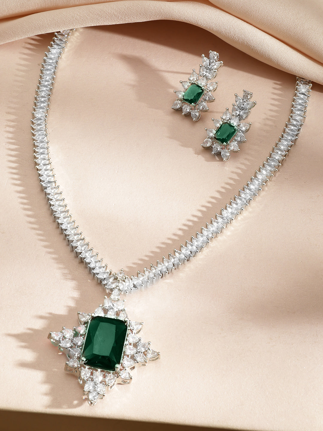 Emerald Studded Crystal Studded Necklace Set フリーサイズ